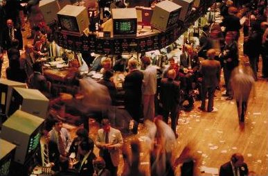 Piso de negociação de uma bolsa de valores, ilustrando a coluna sobre o mercado financeiro