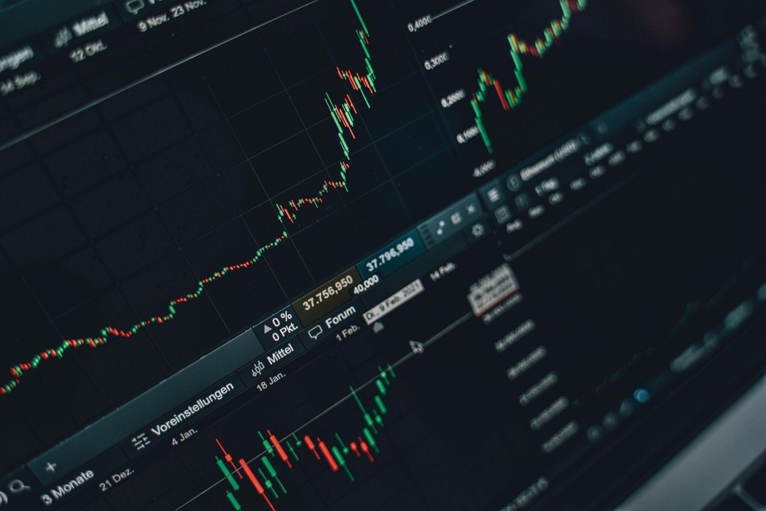 Graficos financeiros em laptop