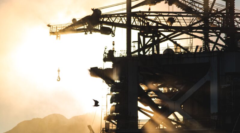 Plataforma de petróleo offshore ao entardecer
