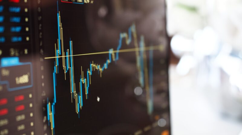 Gráfico de mercado financeiro exibido em monitor, representando volatilidade da bolsa